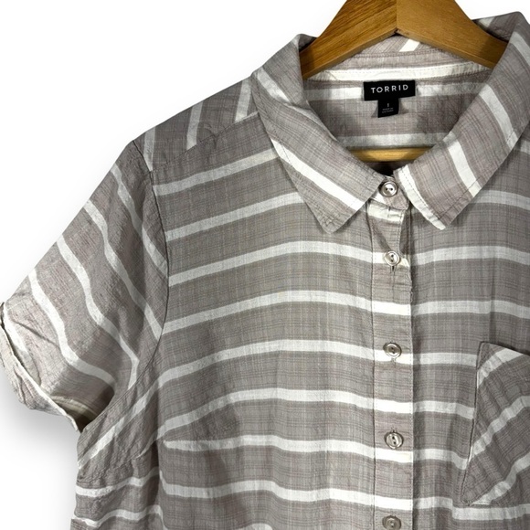 Torrid Textured Woven Button-Front Pocket Camp Shirt, Tan Stripe, Size 1/1X - Picture 5 of 14